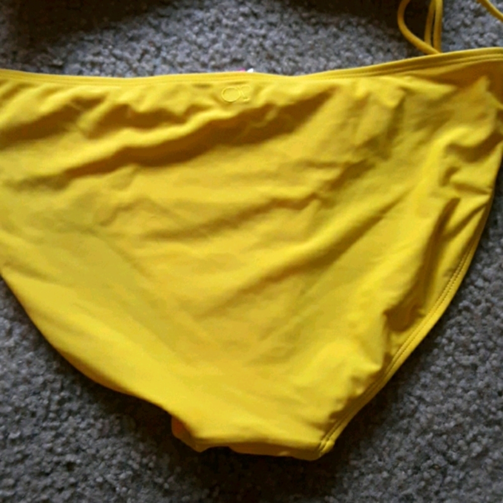 Yellow bikini - Picture 3 of 4